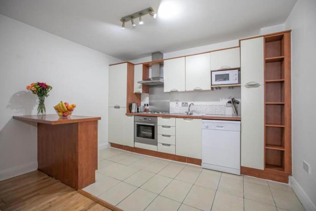 Apartment City Centre Mondern 1 Bed Apt - Sleeps 4 Open Booking