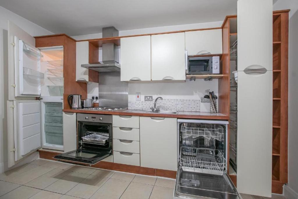 City Centre Mondern 1 Bed Apt - Sleeps 4 Open Booking * Dublin